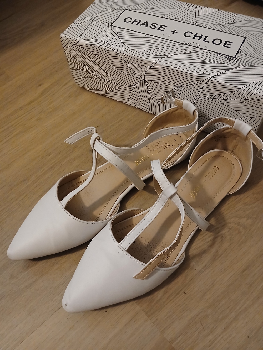 Chase + Chloe Women's White Pointed T-Strap Flats